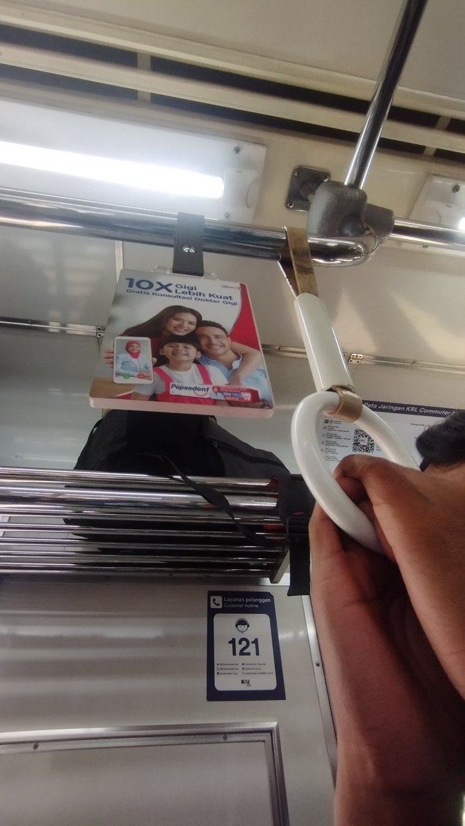 Saran untuk <a href="/CommuterLine/">KAI Commuter</a> mungkin kalo ada iklan kaya gini, bentukannya bisa dibuat ada bolongannya untuk pegangan tangan pengguna KRL. Jadi lebih bermanfaat gasi? Kalo kaya gini situasinya, saya pegangan kemana? Masa tumpukan sama tangan mas mas sebelah 😆
