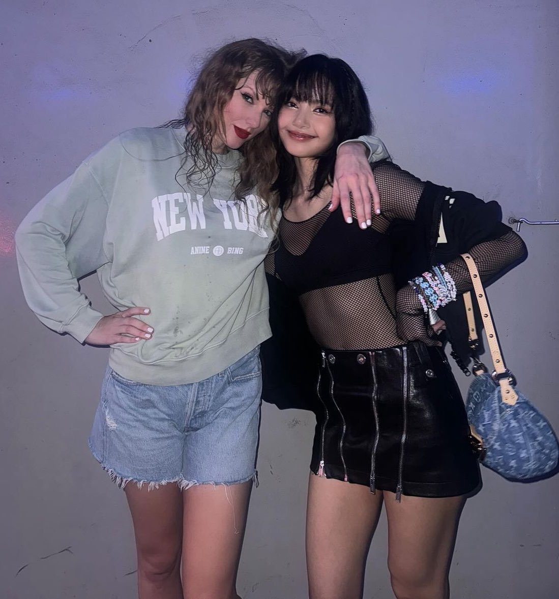 TSwiftNZ's tweet photo. 📸 | Taylor Swift with @BLACKPINK’s Lisa backstage at #SingaporeTSTheErasTour!

“Had such a blast at The Eras Tour! Amazing performance💘” https://t.co/imLTFb7SDv