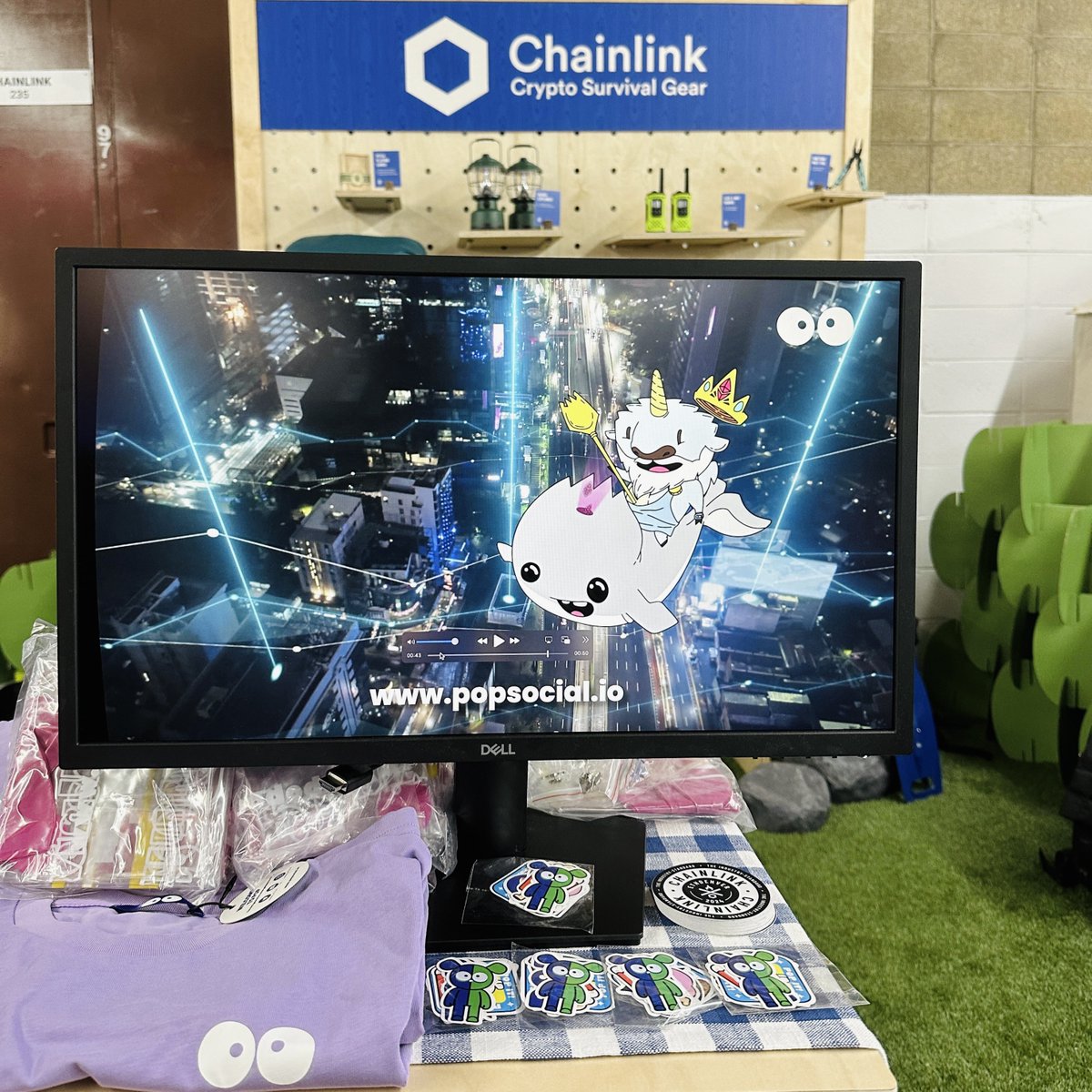 popapp_official's tweet photo. Exploring the world's largest BUIDL fest at @EthereumDenver! 🔥

Come say "GM" to @0xCryptoMike and our boothmate, @chainlink. 

1 IRL GM = 1 #PopSocial Merch. 😉🤝

#SocialFi #AI #Chainlink #EthDenver https://t.co/Zpv1EhGU7v