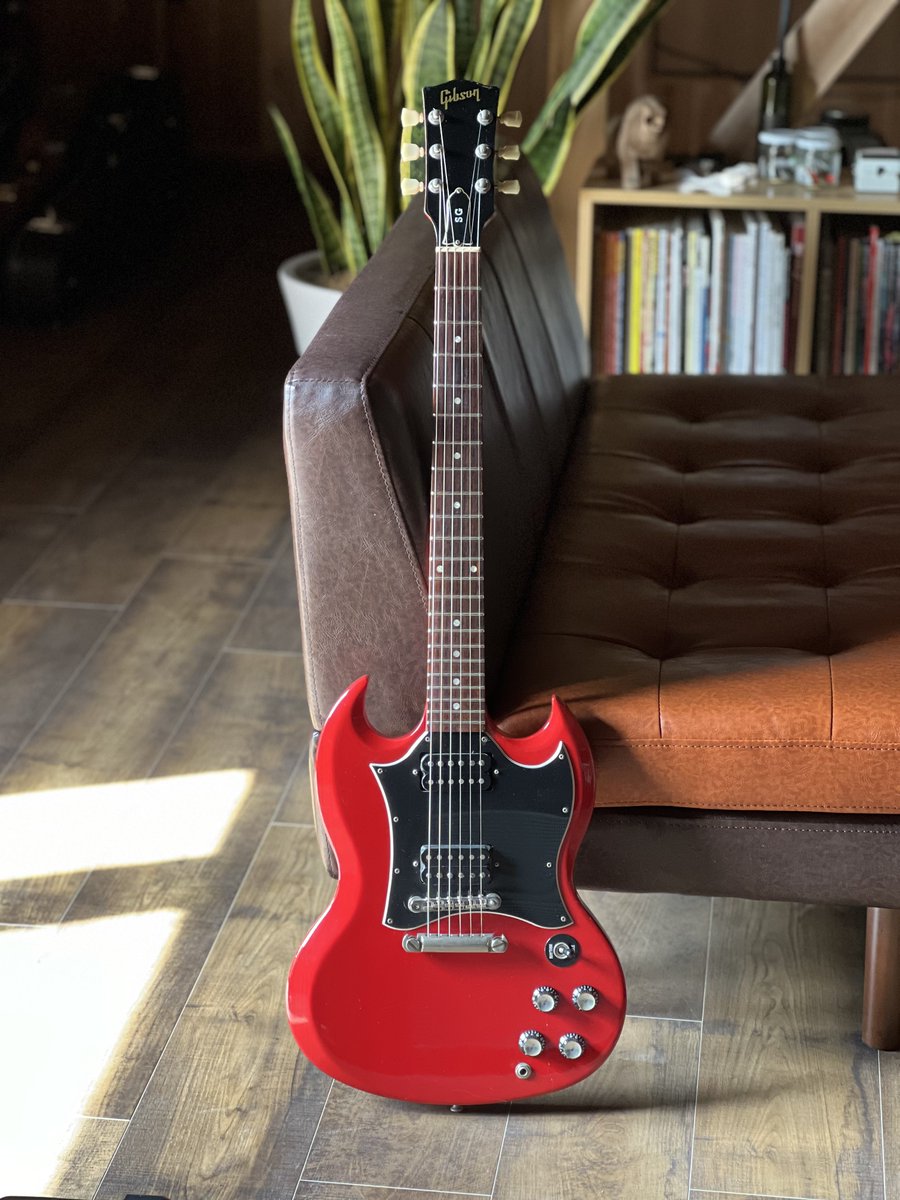GIBSONの看板モデルの一つ、『SG』の装飾を省いたコストパフォーマンス