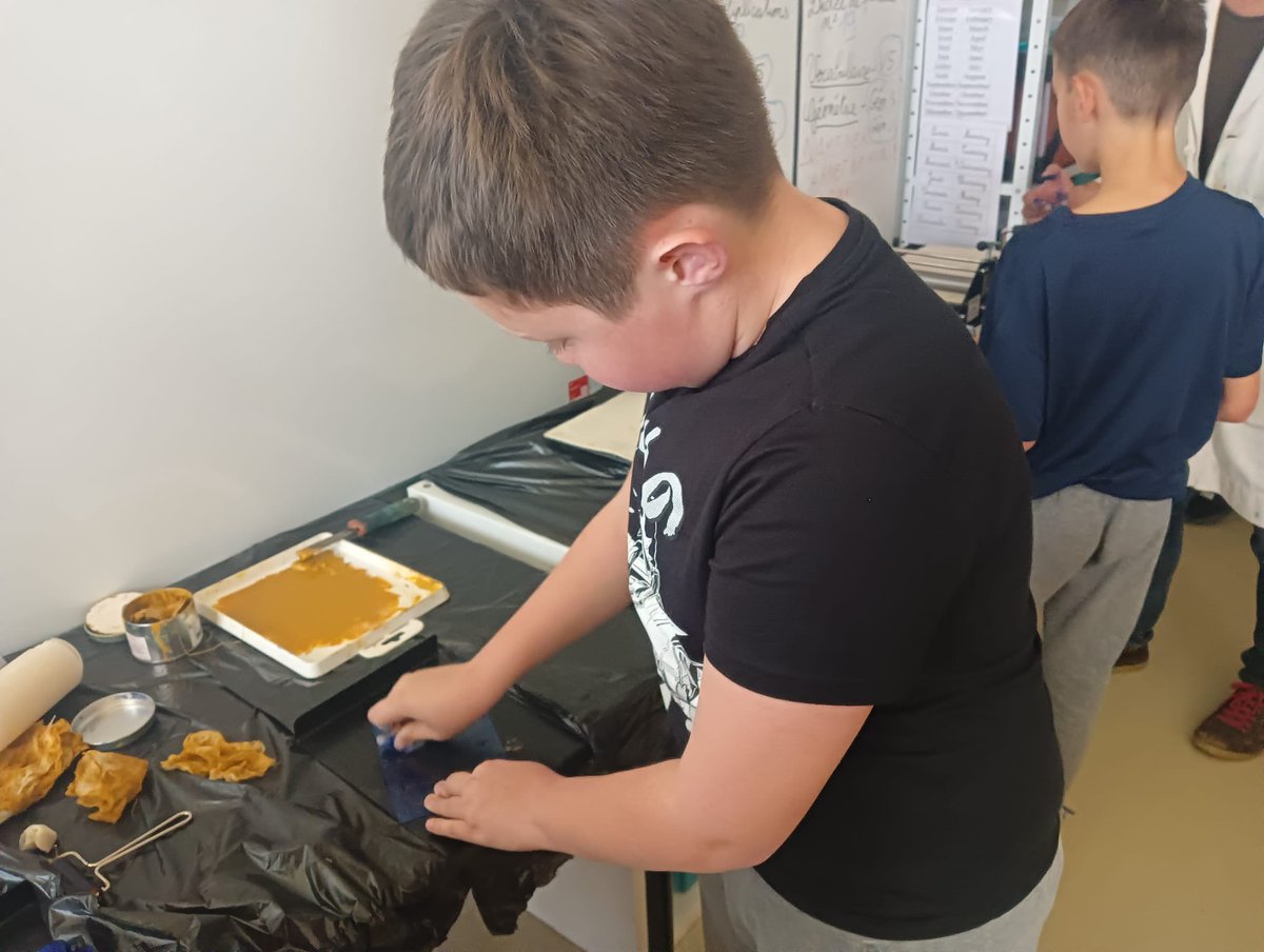 Maintenonecole's tweet photo. « Rêvons l'école de demain ».
Chacun a dessiné puis gravé l'école de ses rêves en se servant pour commencer de photos  provenant des archives départementales du Gard. https://t.co/aO08u07REA