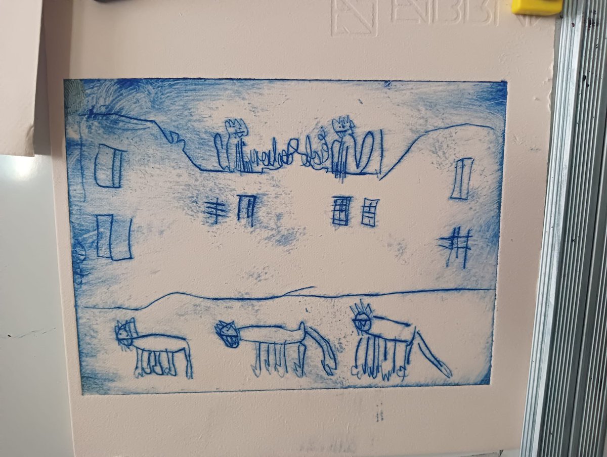 Maintenonecole's tweet photo. « Rêvons l'école de demain ».
Chacun a dessiné puis gravé l'école de ses rêves en se servant pour commencer de photos  provenant des archives départementales du Gard. https://t.co/aO08u07REA