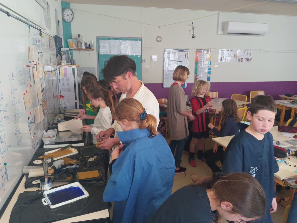 Maintenonecole's tweet photo. « Rêvons l'école de demain ».
Chacun a dessiné puis gravé l'école de ses rêves en se servant pour commencer de photos  provenant des archives départementales du Gard. https://t.co/aO08u07REA