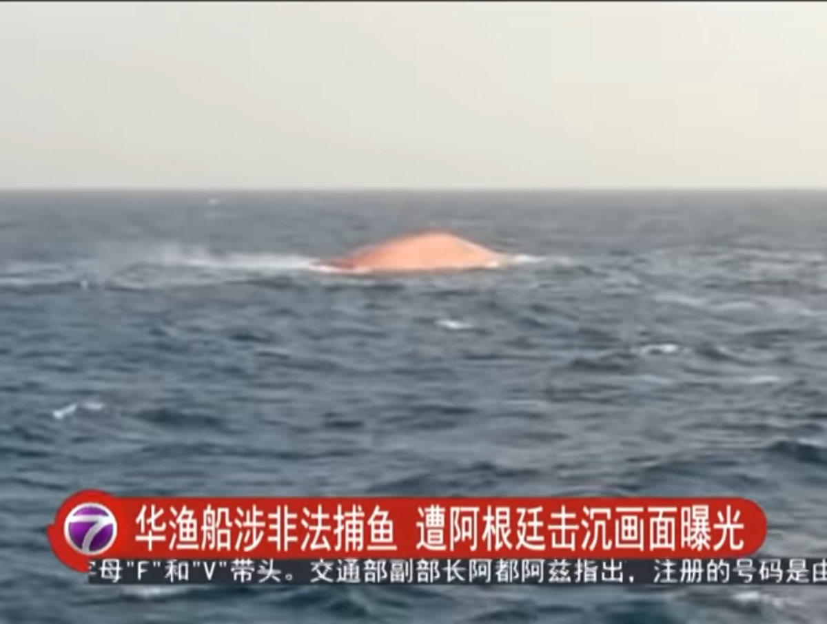 duchengzhe's tweet photo. 這是2016年的新聞
違法捕魚的中國漁船被阿根廷擊沈後的模樣

到其他國家犯法，而且嘗試逃逸，下場就是整艘翻肚
（船員有盡量救起來了）

為什麼到台灣犯法，就一群人在逼海巡、逼主管機關道歉？

因為中國在阿根廷、俄羅斯、北韓、南韓、印尼、南非的國會沒有安插小弟啊。

一句話：支持海巡正當執法！捍衛國家主權！