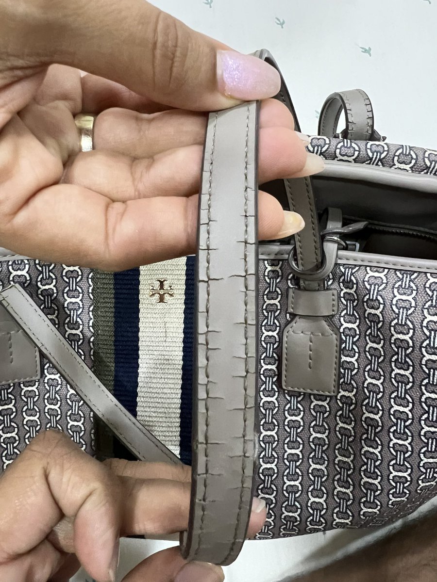 iRahulJain's tweet photo. #NeverBuying #FakeQuality #ToryBurch #Hopeless #CustomerExperience #PleaseHelp https://t.co/VB2hJtAgk0