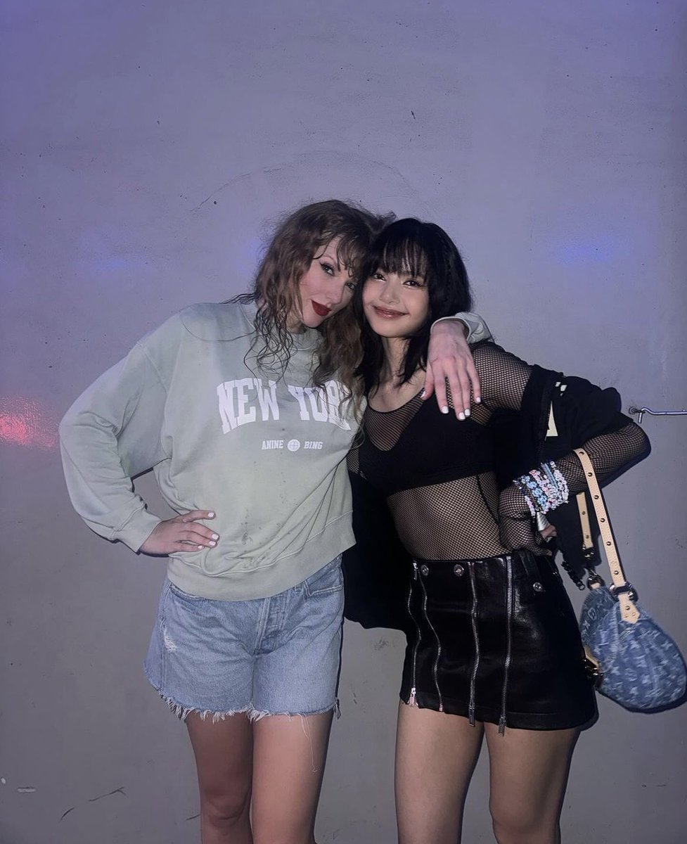 omg lisa and taylor!!! 2 legendary women in one frame