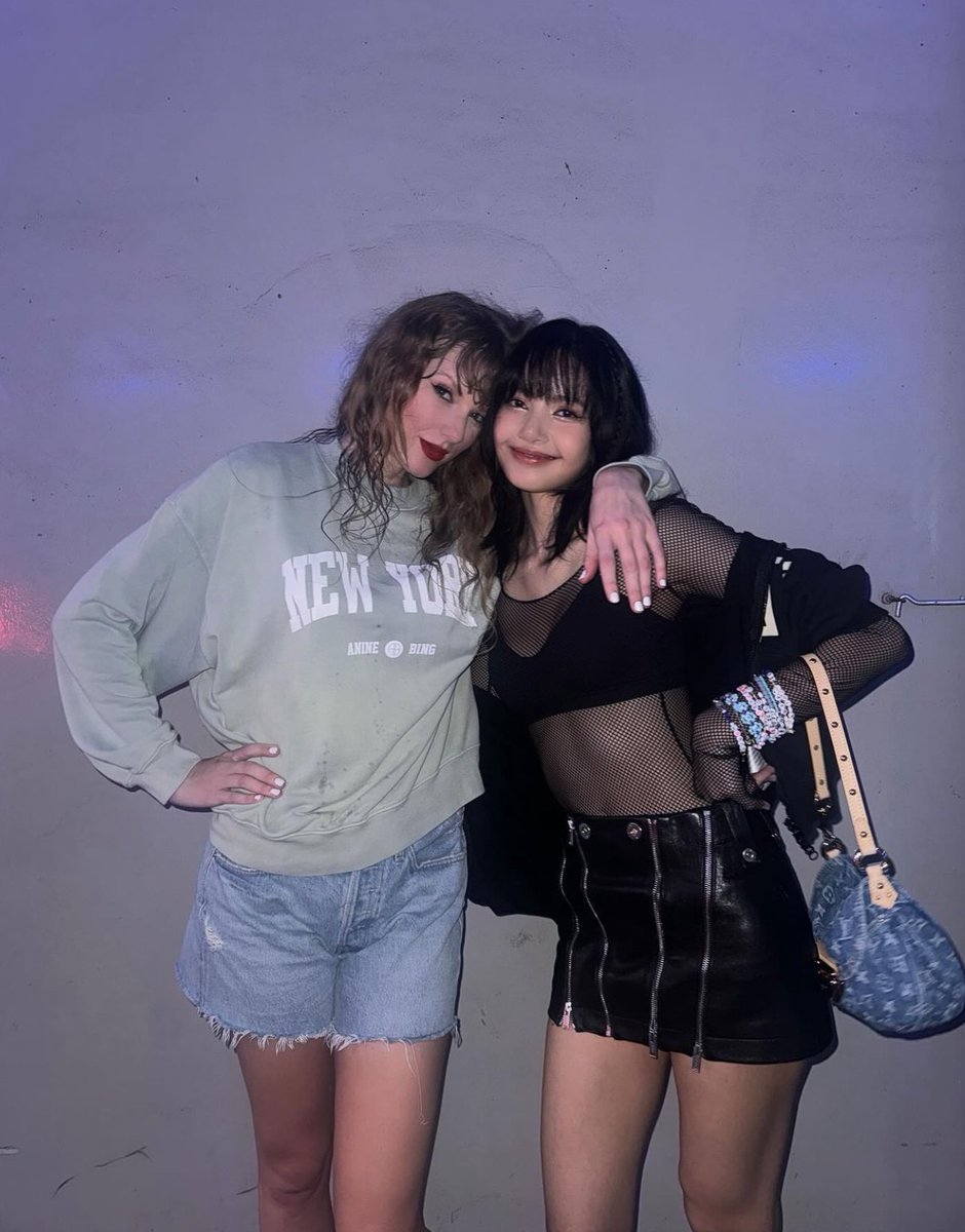 BuzzingPop's tweet photo. Taylor Swift and #LISA of #BLACKPINK at the #ErasTour in Singapore. https://t.co/OsoRvVovZZ