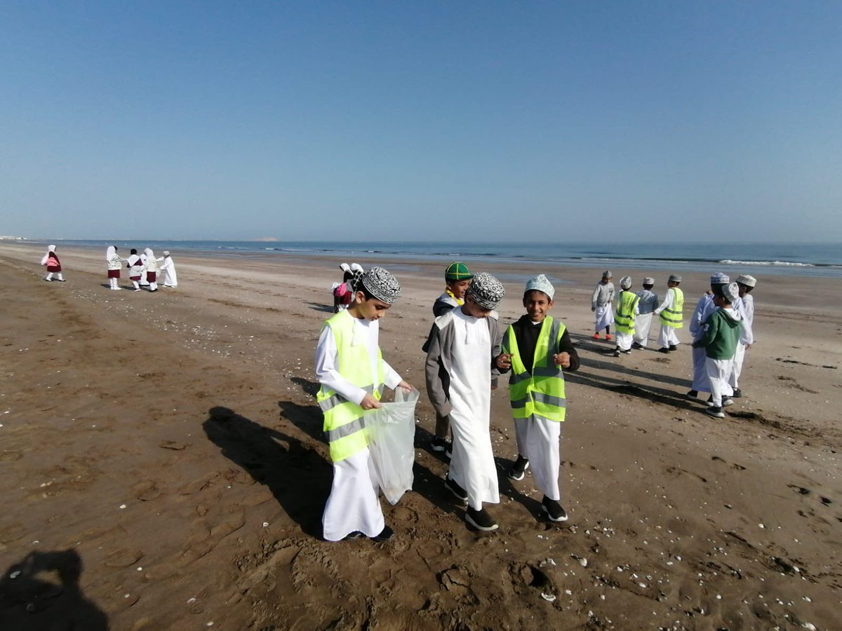 EduGovSbt3332's tweet photo. جانب من مشاركة طلبة المدرسة للرحلات العلميه لتنظيف الشواطئ ضمن فعاليات #الأسبوع_الوطني_للعلوم٢٠٢٤_جنوب_الباطنة
#STEM202
#فعاليات_تعليمية_جنوب_الباطنة https://t.co/nrpwi7KZ8p