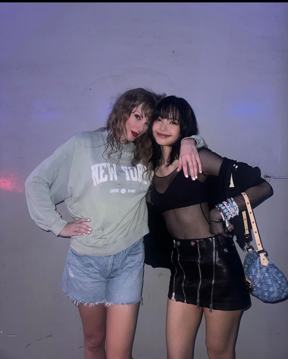 lisadocx's tweet photo. padahal uda yakin kalo mereka bakal fotbar tapi tetep aja kaget😭 #LISA https://t.co/LPTdjPGTIm