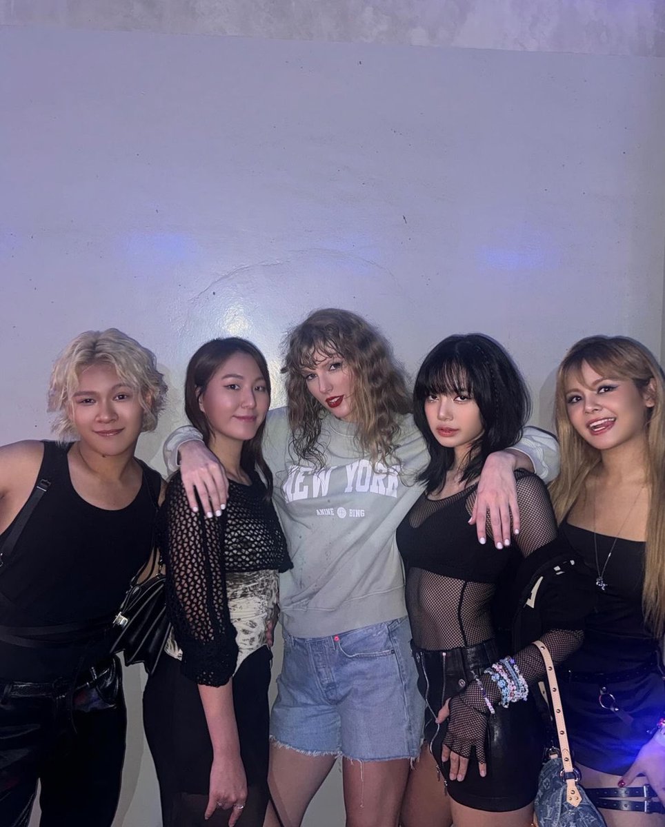LISANATIONS_'s tweet photo. #LISA with @taylorswift13 😭😭😭😭😭😭😭😭😭😭😭😭😭13! https://t.co/CSyUEPSbvs