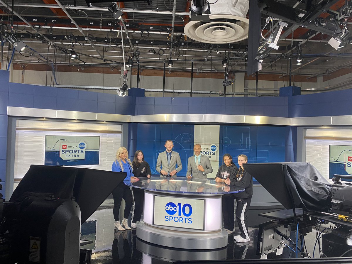 VClions's tweet image. Huge thank you to @heykevinjohn and @MattGeorgeSAC for inviting our Lady Lions to the studio‼️ IT WAS A GREAT DAY TO BE A LION‼️ #VCALionsUniverse #VCAGals 🦁🏀❤️