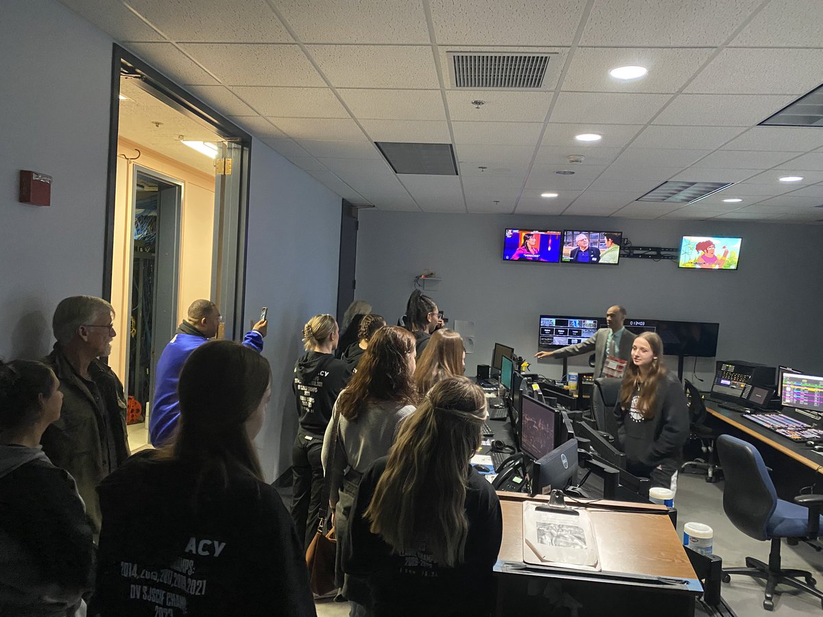 VClions's tweet image. Huge thank you to @heykevinjohn and @MattGeorgeSAC for inviting our Lady Lions to the studio‼️ IT WAS A GREAT DAY TO BE A LION‼️ #VCALionsUniverse #VCAGals 🦁🏀❤️