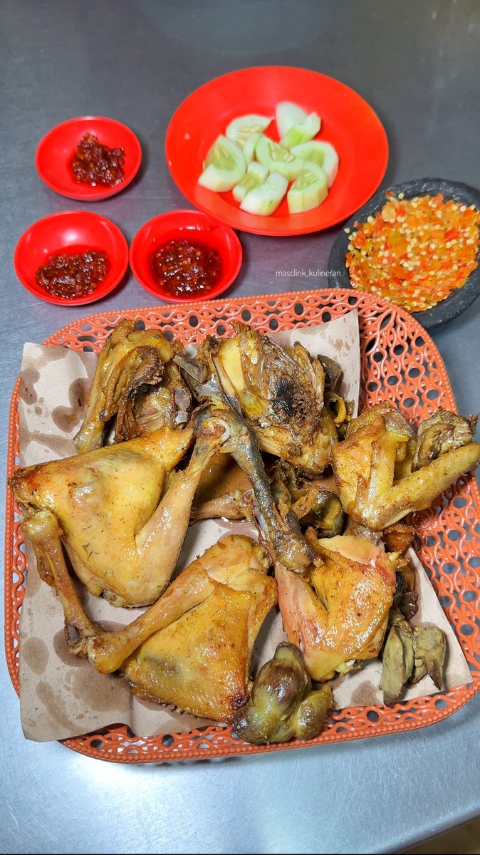 masclink_'s tweet photo. Kuliner wajib dicoba kalo lagi di Semarang, Ayam Goreng dan Sop Buntut Pak Supar. Tipikal ayam goreng clean gurih gitu gaes. Yang penting kudu bersabar antri kalo mau makan disini. Lokasinya di Jl. Moh. Suyudi, Miroto, Semarang, Jawa Tengah https://t.co/dyHTFIDOrB