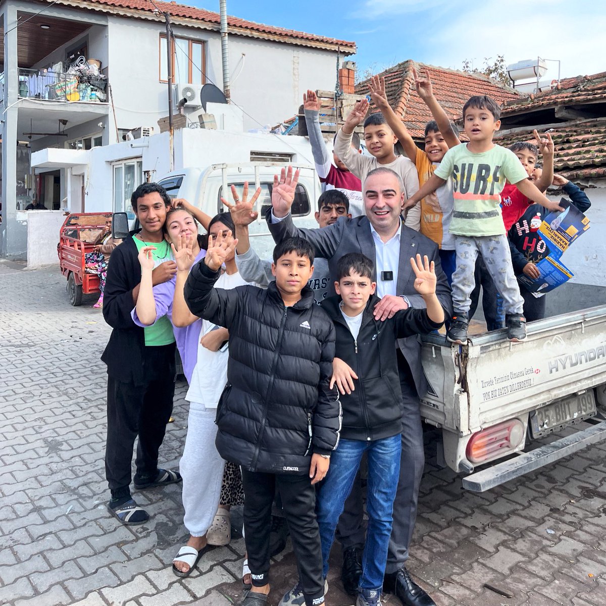 Gençlerimizin, Çocuklarımızın yüzündeki gülümseme hiç eksilmesin. 😊 Hayırlı haftalar.