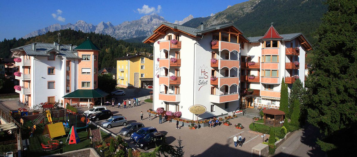 🏠Hotel Select, un gioiello di ospitalità situato nel cuore di Andalo. 💆Ad attenderti: Infinity Pool con vista sulle Dolomiti, il centro Acqua Splash per i più piccoli, e trattamenti viso e corpo per gli adulti Prenota ora la tua vacanza: hselect.it/hotel-select/l…