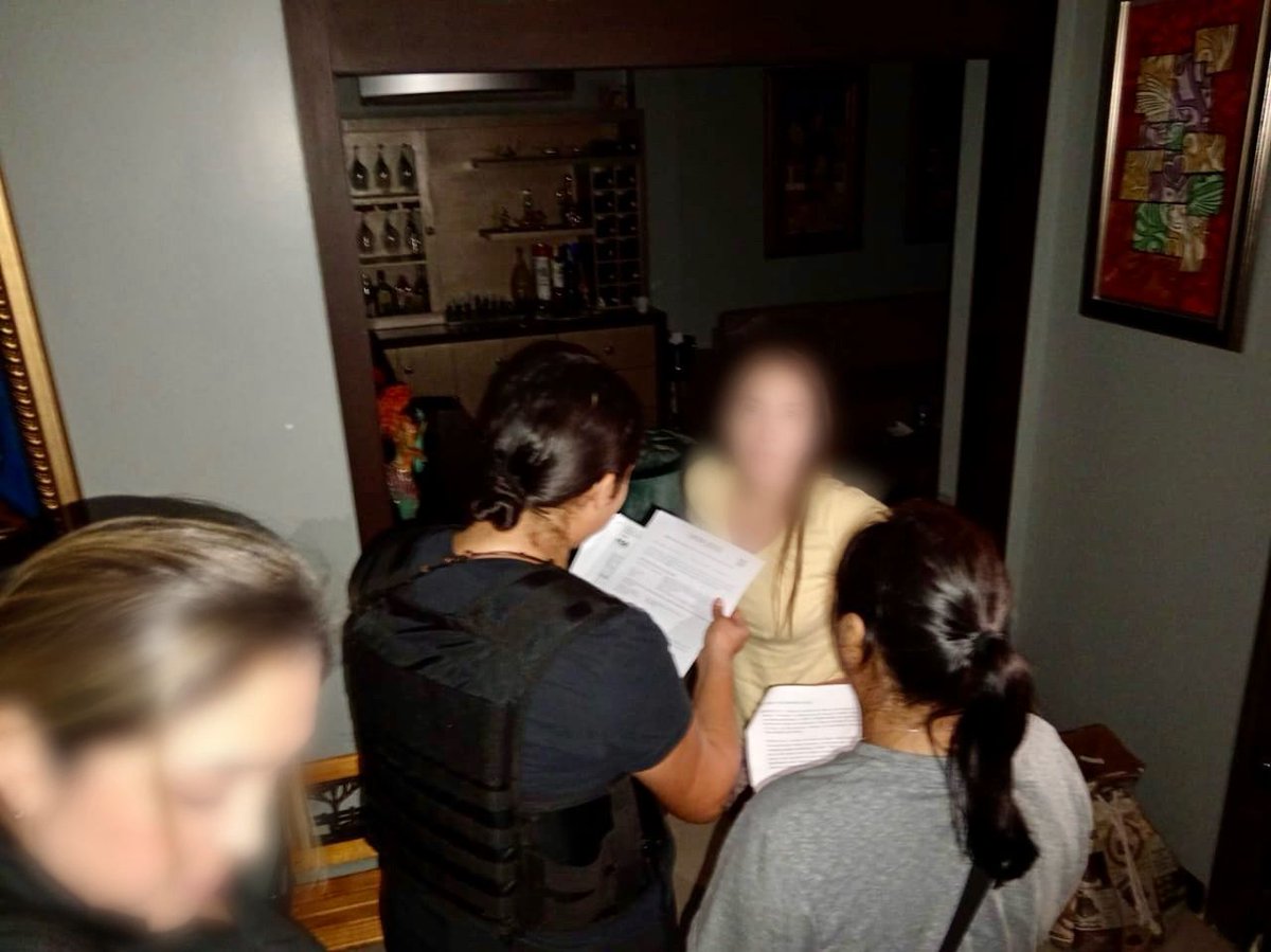 #CasoPurga | #FiscalíaEc allana un inmueble en #Samborondón, donde hace efectiva la orden de detención de la expresidenta de la Corte de Justicia de #Guayas, María Fabiola G. R., en el marco de una investigación por presunta #delincuenciaorganizada. Se levantan indicios.