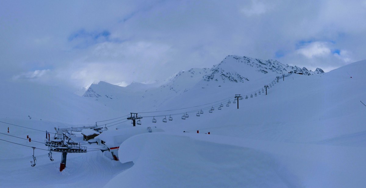 📢 Ouverture progressive du domaine skiable, il est tombé : - 40cm sur Bellevarde - 60cm sur Solaise - 80cm sur l'Iseran - 100cm sur le glacier du Pisaillas ⚠️ Risque 4/5 d'avalanches, restez sur les pistes ouvertes, sécurisées. #valdisere #tignes