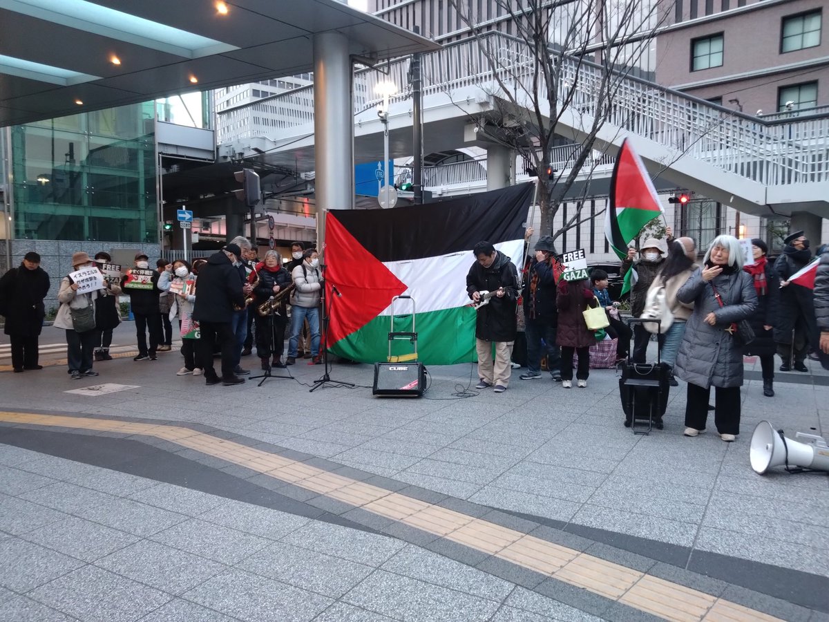 shiwwai's tweet photo. 3月2日(土) 午後5:30 - 6:30

#ラファに手を出すな0302
#HandsOffRafah

大阪駅バスターミナルにて 

「ジェノサイドやめろ！」
「虐殺やめろ！」
「子どもを殺すな！」

“Free Free Palestine!”
“Free Free GAZA!”
“#NoMoreOccupation!”
“#FromTheRiverToTheSea #PalestineWillBeFree!” https://t.co/dOXDkD21Eh