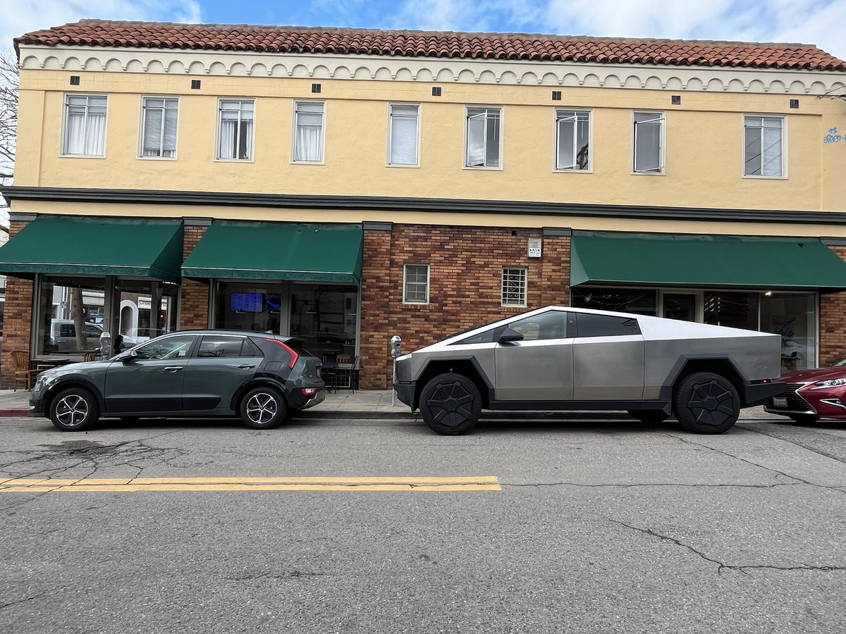 KruleWatts's tweet photo. Martin Harris would drive one of these 🎵 dumb dumb dumb dumb dumb 🎵 

@elonmusk https://t.co/RxXgY6VJwP