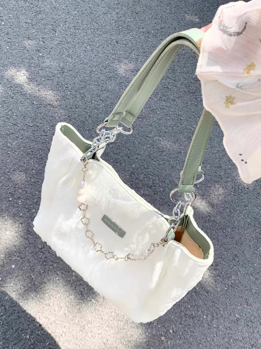 seneng banget nemu toko yang jual tote bag aesthetic ala pinterest🥺

muat banyak juga mana motifnya lucu lucu semua 😭💗