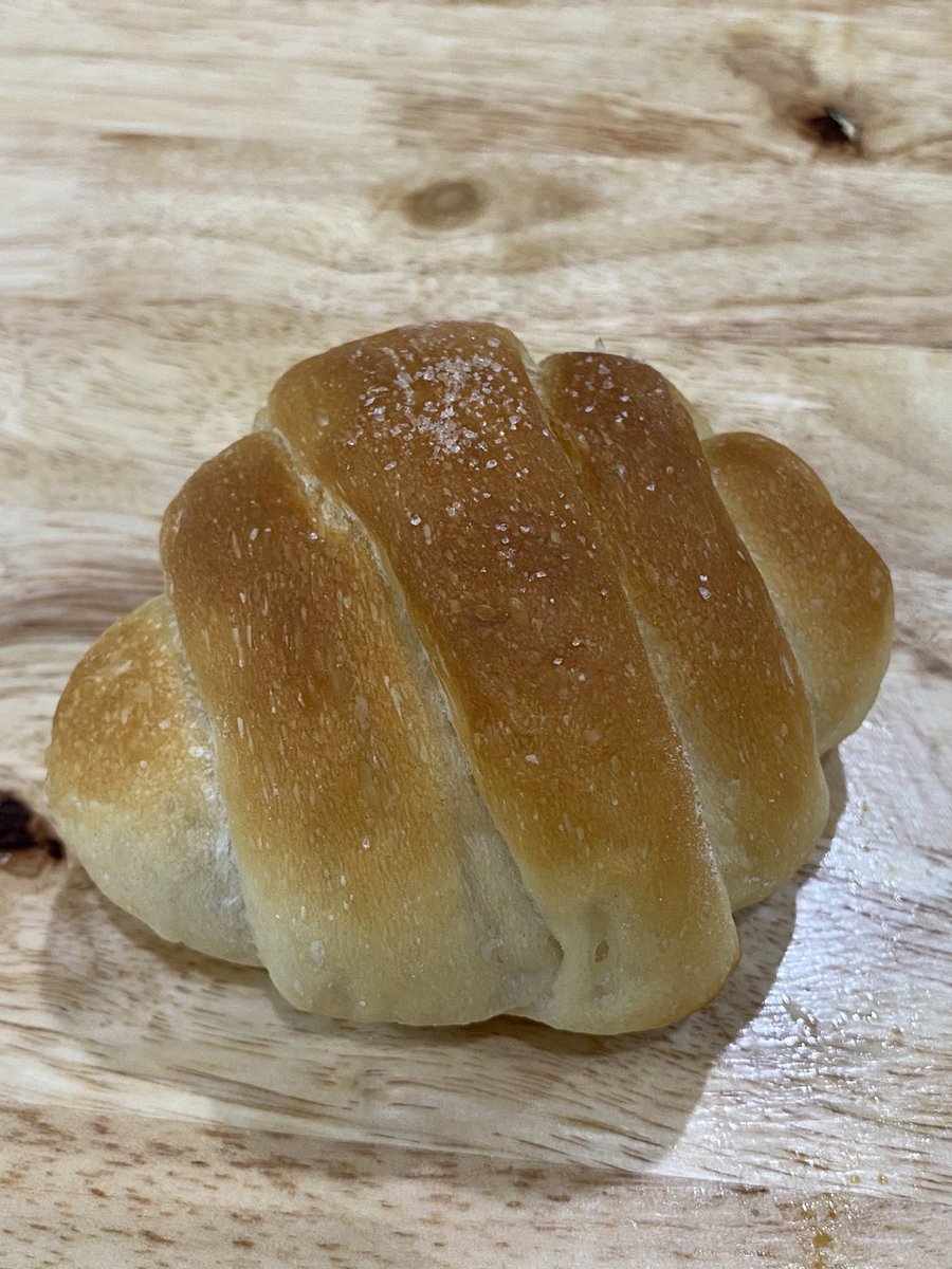 thonglor_ykcho's tweet photo. 1番人気の塩パンを紹介です❗️

湯だね製法でパン生地を作り、バター、生クリームを練り込みミルキーな味わいをプラス。パンの下部分をしっかり焼くことでザックリ、もっちりの2つの食感が楽しめます。優しいパン生地の風味とヒマラヤ塩の相性は抜群。
まだ食べたことない方は是非、食べて欲しいです🔥 https://t.co/ymtGMJgX04