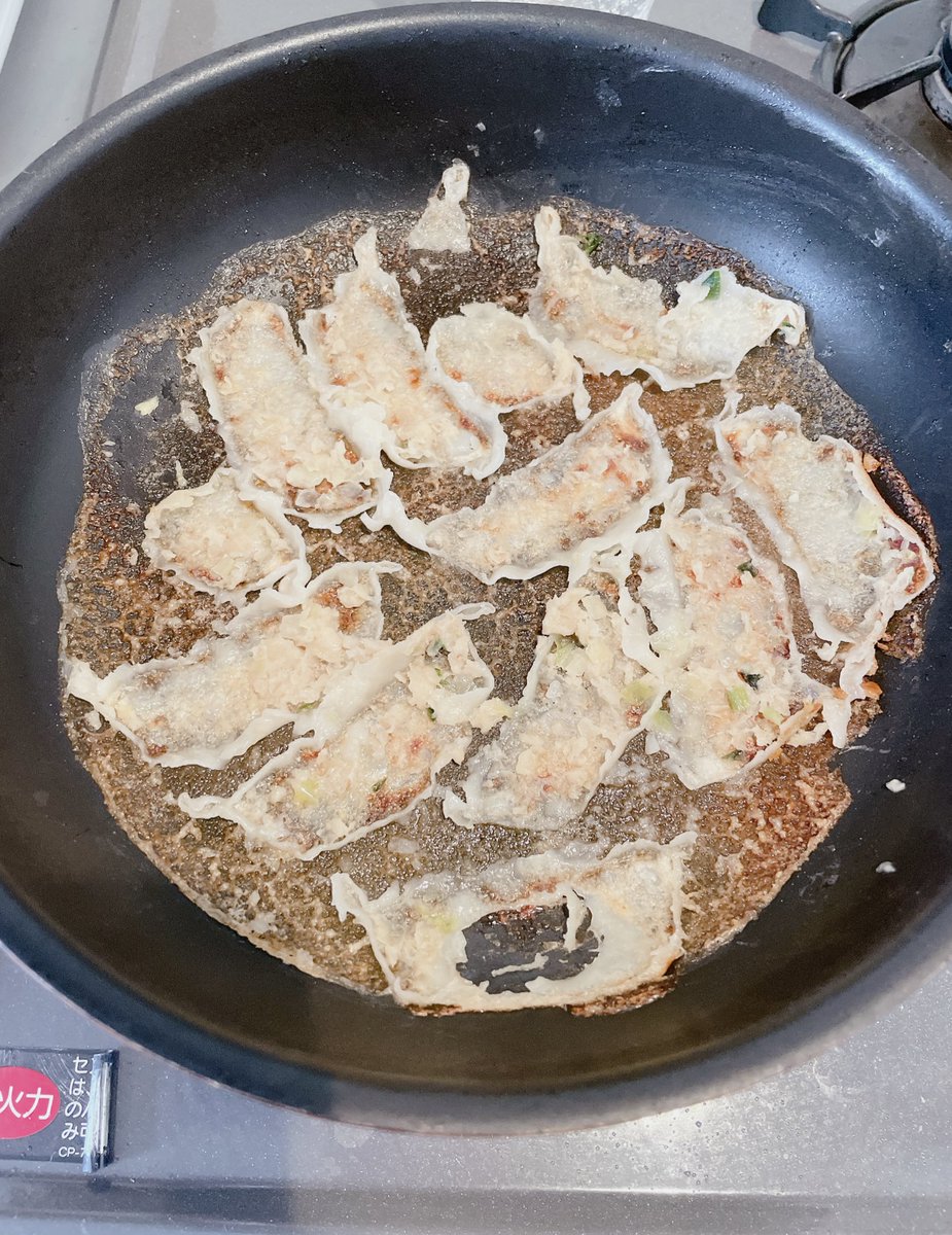 テフロンが死んだフライパンで餃子焼いたら一番美味しい部分取り残された。