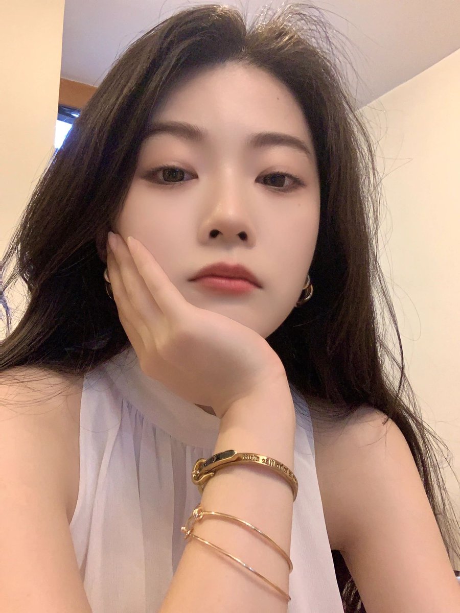 zhngmil9's tweet photo. 发呆视角，晚安～ https://t.co/HIvZu4lCEV