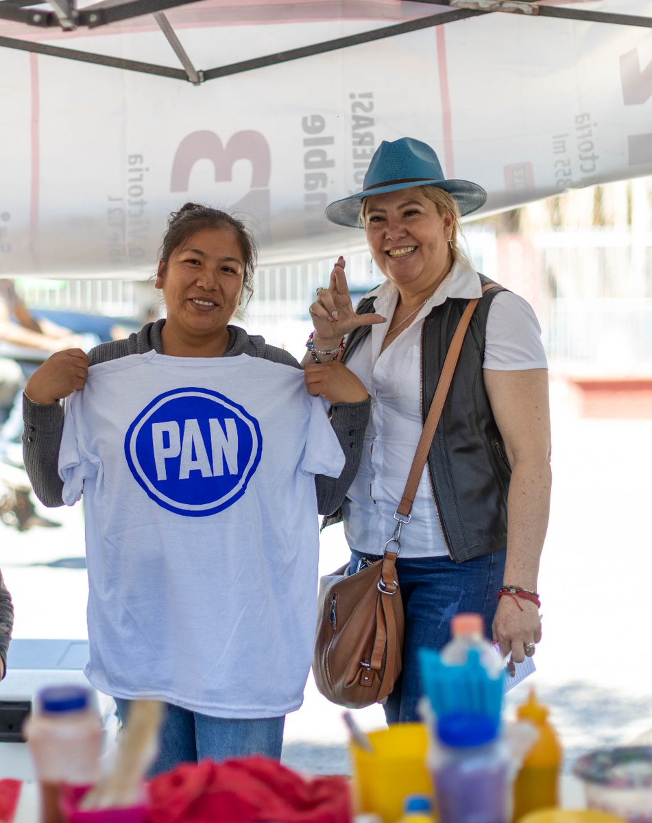 MEsthermt's tweet photo. El día de hoy recorrí la zona centro del municipio de Acámbaro, así como la comunidad de Irámuco, me dió mucho gusto escucharlos y saludarlos. Agradezco su tan agradable recibimiento.✌️😁💙 #VotaPAN #FuerzayCorazón #Distrito14GTO https://t.co/2eODC3DUFz