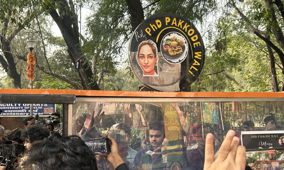 DrRituSingh_'s tweet image. आज दिल्ली विश्वविद्यालय में PHD करने के बाद पकौड़े बेचने को मजबूर !
मान सम्मान की इस लड़ाई में झुकेंगे नहीं 
“नौकरी नहीं न्याय चाहिए&quot;

Menu - 
• JHUMLA PAKKODA (best seller)
• SPECIAL RECRUITMENT DRIVE PAKKODA
• SC/ST/ OBC BACKLOG PAKKODA
• NFS PAKKODA
• DISPLACEMENT PAKKODA…