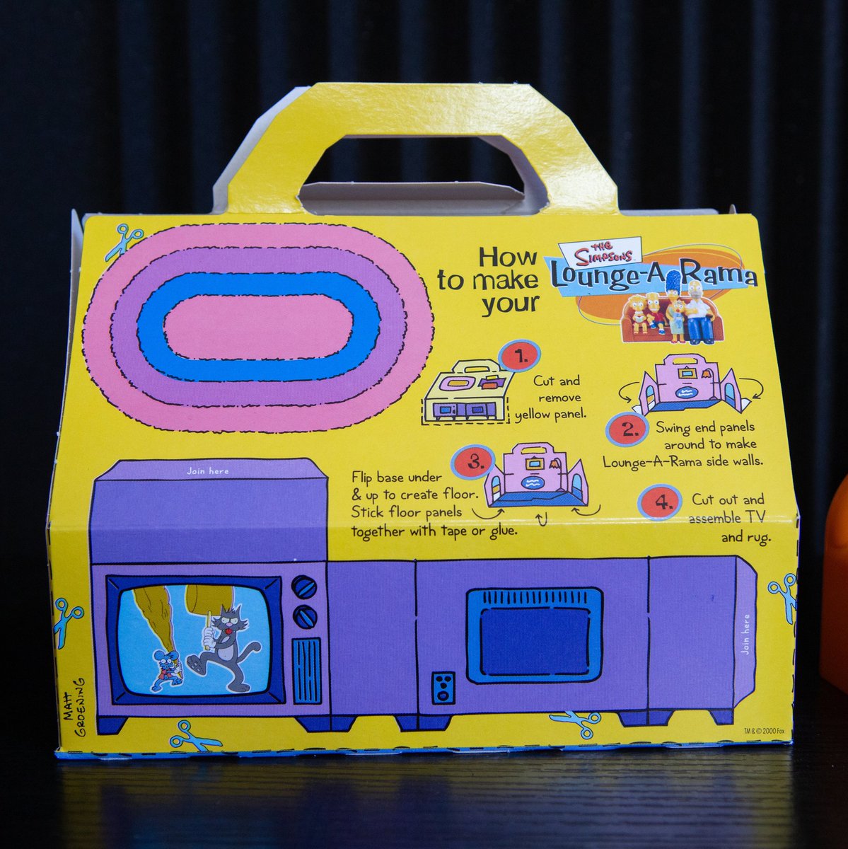 fourfingerpod's tweet photo. Aussie kids meals were better in 2000. The box even became a diorama of The Simpsons living room. https://t.co/xxvCrq8er4