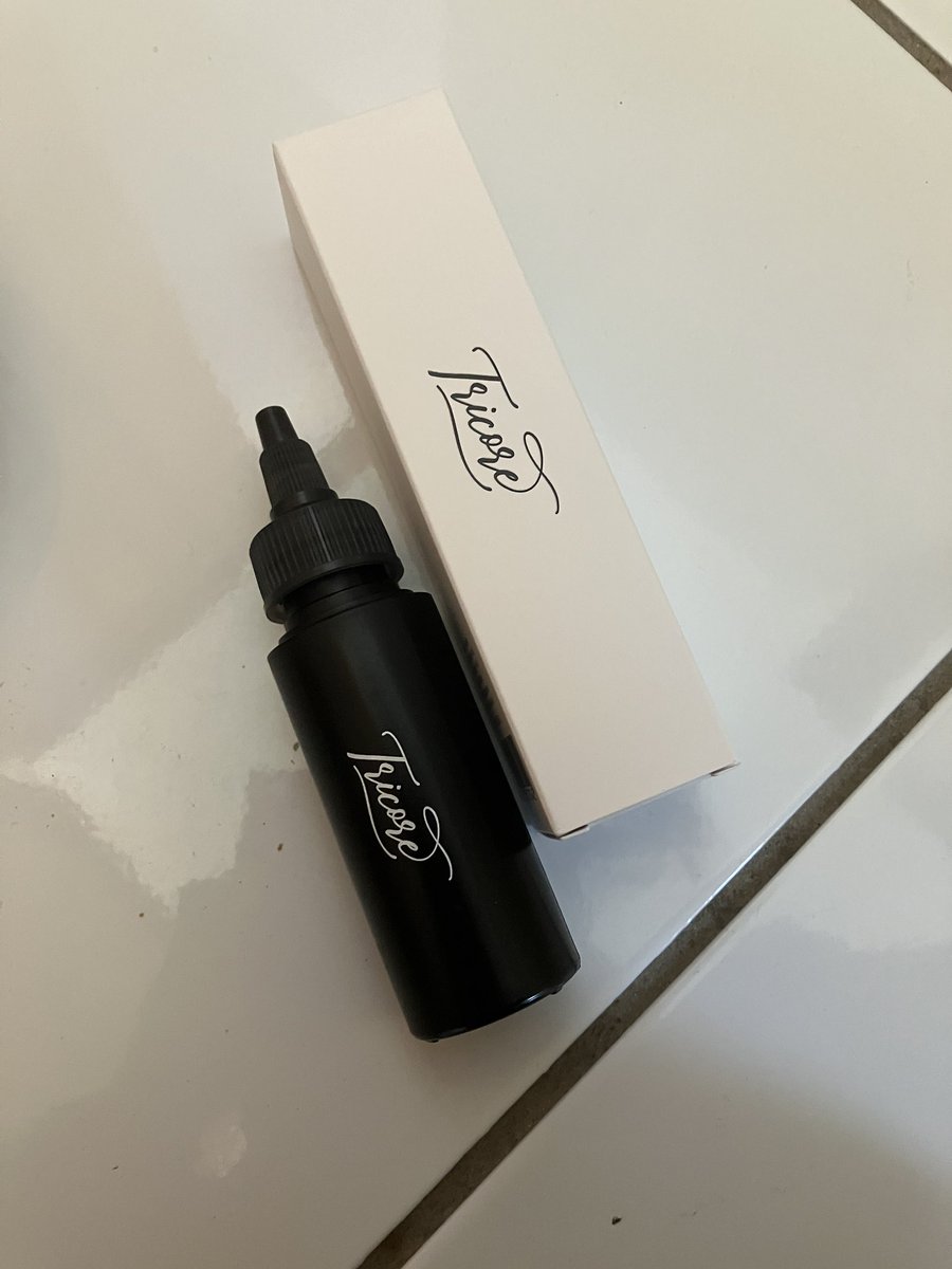 RO3jkr's tweet image. TRICORE 温感ヘッドスパトリートメントのレビューです。パサつきごわつきダメージの原因にもなる毛髪内部から流れて出るタンパク質を補給しつつ頭皮もケアしてあげられるんです。パックする必要はなく、ストレートな髪がツヤツヤしています。
#PR
#tricore #トリコレ #温感生トリートメント　#韓国