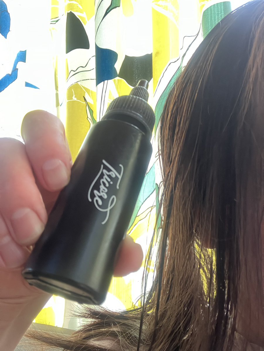 RO3jkr's tweet image. TRICORE 温感ヘッドスパトリートメントのレビューです。パサつきごわつきダメージの原因にもなる毛髪内部から流れて出るタンパク質を補給しつつ頭皮もケアしてあげられるんです。パックする必要はなく、ストレートな髪がツヤツヤしています。
#PR
#tricore #トリコレ #温感生トリートメント　#韓国