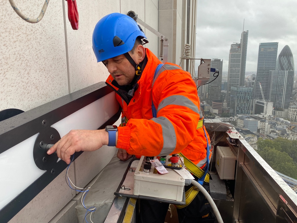 SmithofDerby's tweet photo. Martin, Dave and Dean working at height on the Ropemaker Street project last autumn. A job that required extensive planning, engineering skill, teamwork and a head for heights from the Smith of Derby team!
#clockmaking #teamwork #clocksoflondon https://t.co/yZg71xBcfT