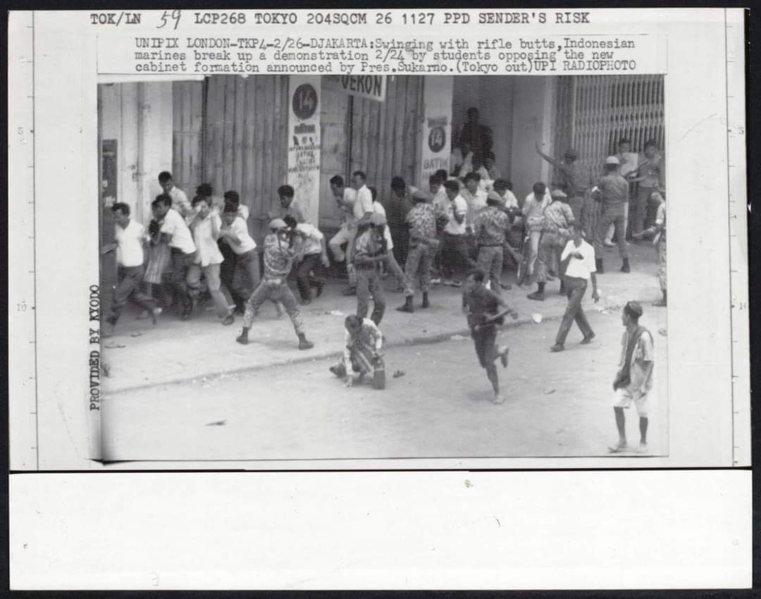 Unjuk Rasa aksi anti-komunisme, Jakarta, Tahun 1965.

Fotografer: 
Sumber/Hak cipta: Het Nationaal Archief Indonesia Zaman Doeloe-blogspot