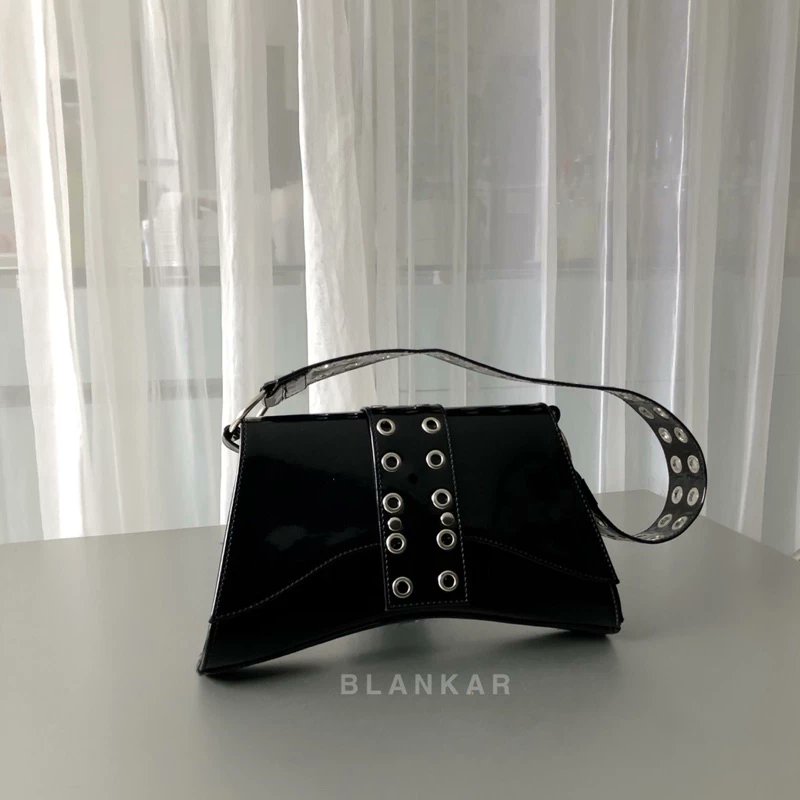 inielsa16's tweet photo. Rekomendasi Black Bag✨

- a thread -

1. Mocat Bag by Blankar Archives - Shoulder Bag
Link : https://t.co/GZM3ZqOXp7 https://t.co/lJazJYNdao