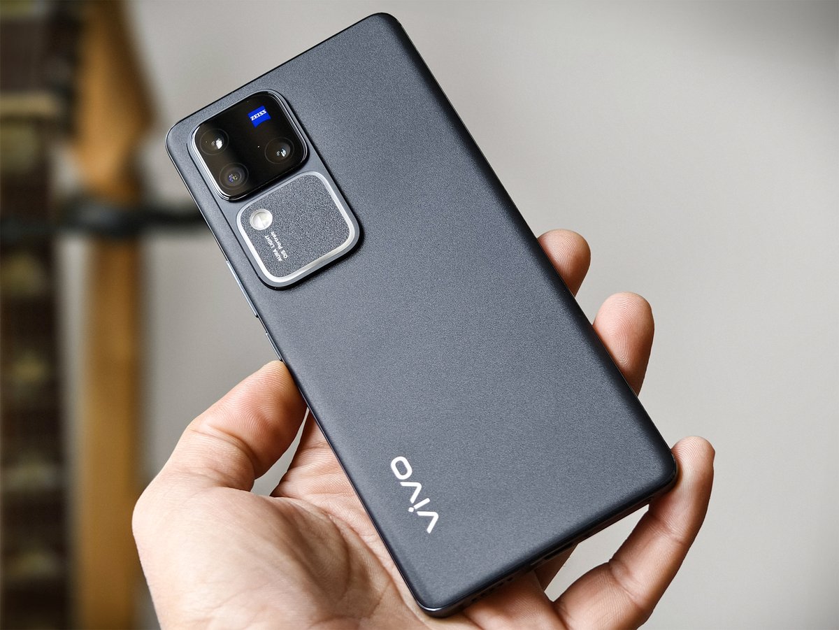 athenil_media's tweet photo. Here’s a glimpse of the upcoming Vivo V30 Pro that launches on the 7th of March. 

The V30 Pro’s Aura Light is bigger, brighter, and smarter. It has new cameras and Zeiss effects inspired by the Vivo X100 series. 

#vivoV305G #vivoV30Pro5G #Zeiss

P.S. Camera samples in the following tweet