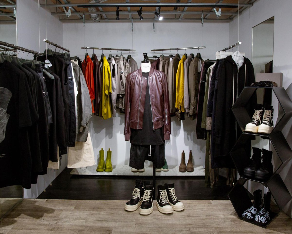 fashionsnap's tweet photo. 【新着】ハイファッションの復権を、トレンドに流されないセレクトショップ「アマノジャク」が支持されるワケ。
https://t.co/h7hiqAJkV4 https://t.co/6m4A6rRTMM
