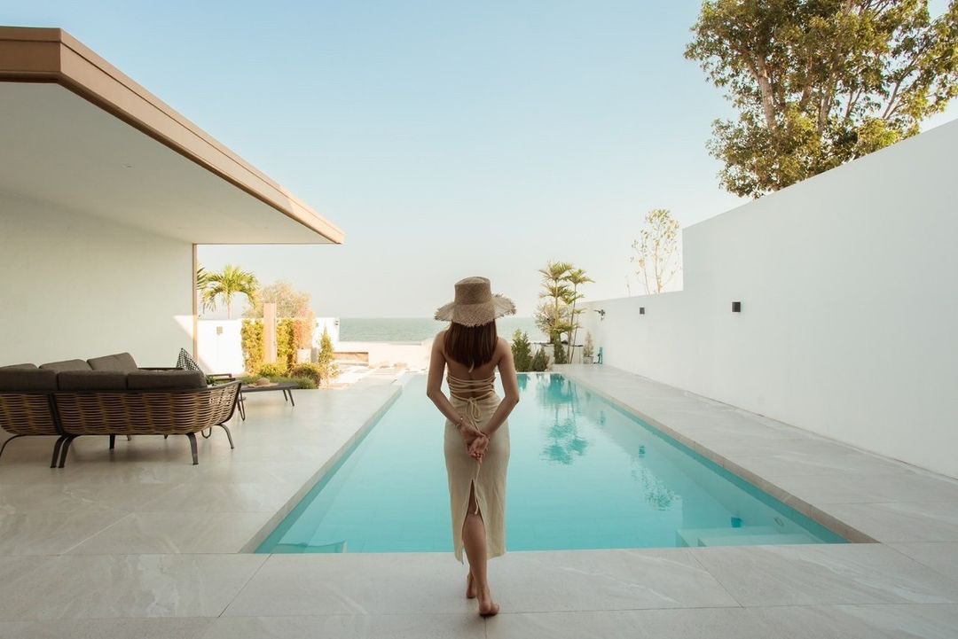 Gyoouv's tweet photo. On the terrace, you can have a panoramic view of the 270-degree sea, as if immersed in the arms of the sea. The villa is equipped with rich entertainment facilities: mahjong machine, billiards 🎱, table football, massage chair, SPA bed, and fully equipped Western and Chinese https://t.co/SZ3SSXnzTB