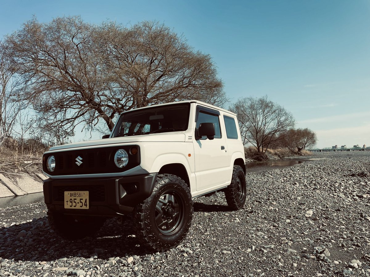 #jimny #JB64 #XG #5MT #26U 

YOKOHAMA GEOLANDER X-MT
6.50R16

大きめ径のナローマッドタイヤのジムニーの姿が好きなので。
コイルスペーサーで1inch上げ、少しのバンパーカットで履けた。