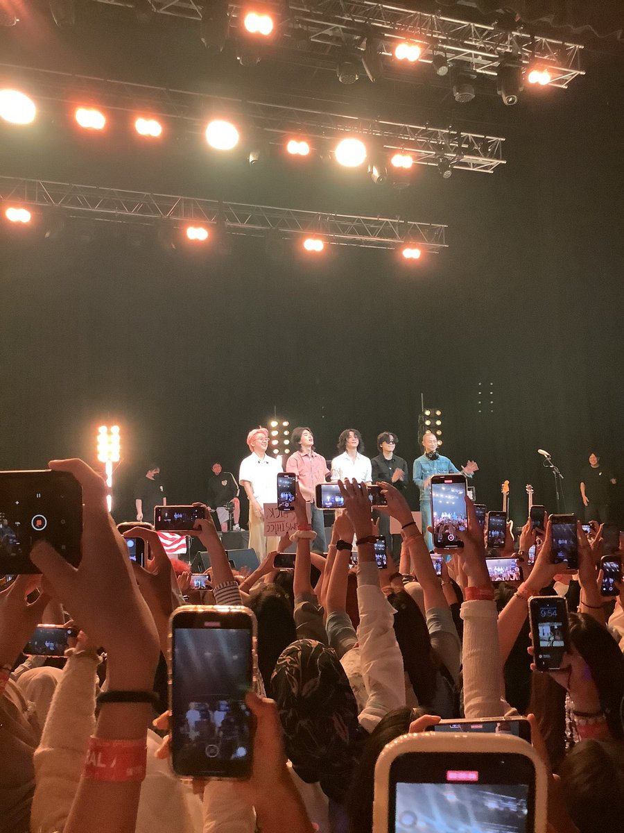 tt0_ro's tweet photo. yayyyy had so much fun ☹️ #WaveToEarthinKL #WaveToEarthinMalaysia #w2e #wavetoearthconcert https://t.co/6tAJsJPyd4