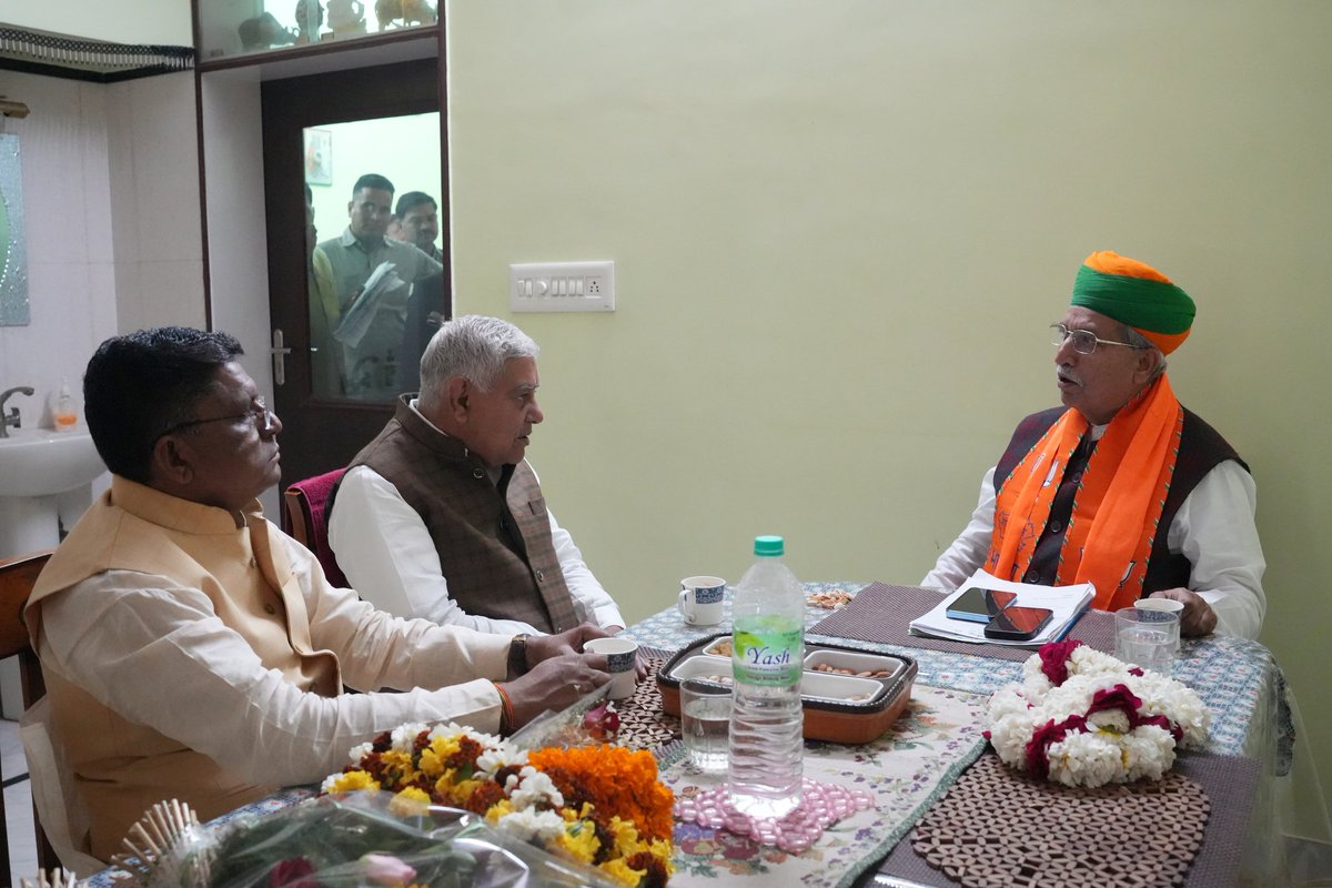 arjunrammeghwal's tweet photo. जय भाजपा, विजय भाजपा

आज बीकानेर प्रवास के दौरान श्रीडूंगरगढ़ विधानसभा क्षेत्र से भाजपा विधायक श्री @tc_saraswat जी व खाजूवाला विधानसभा क्षेत्र से भाजपा विधायक @DrVishwanathBJP जी ने भेंट करके आगामी लोकसभा चुनाव के लिए भाजपा प्रत्याशी बनाए जाने पर शुभकामनाएं प्रेषित की। https://t.co/obryQtCtNN