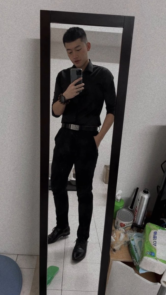 這樣看起來像在做什麼工作😬😬

#單身單眼皮
#天秤座
#推推❤️❤️