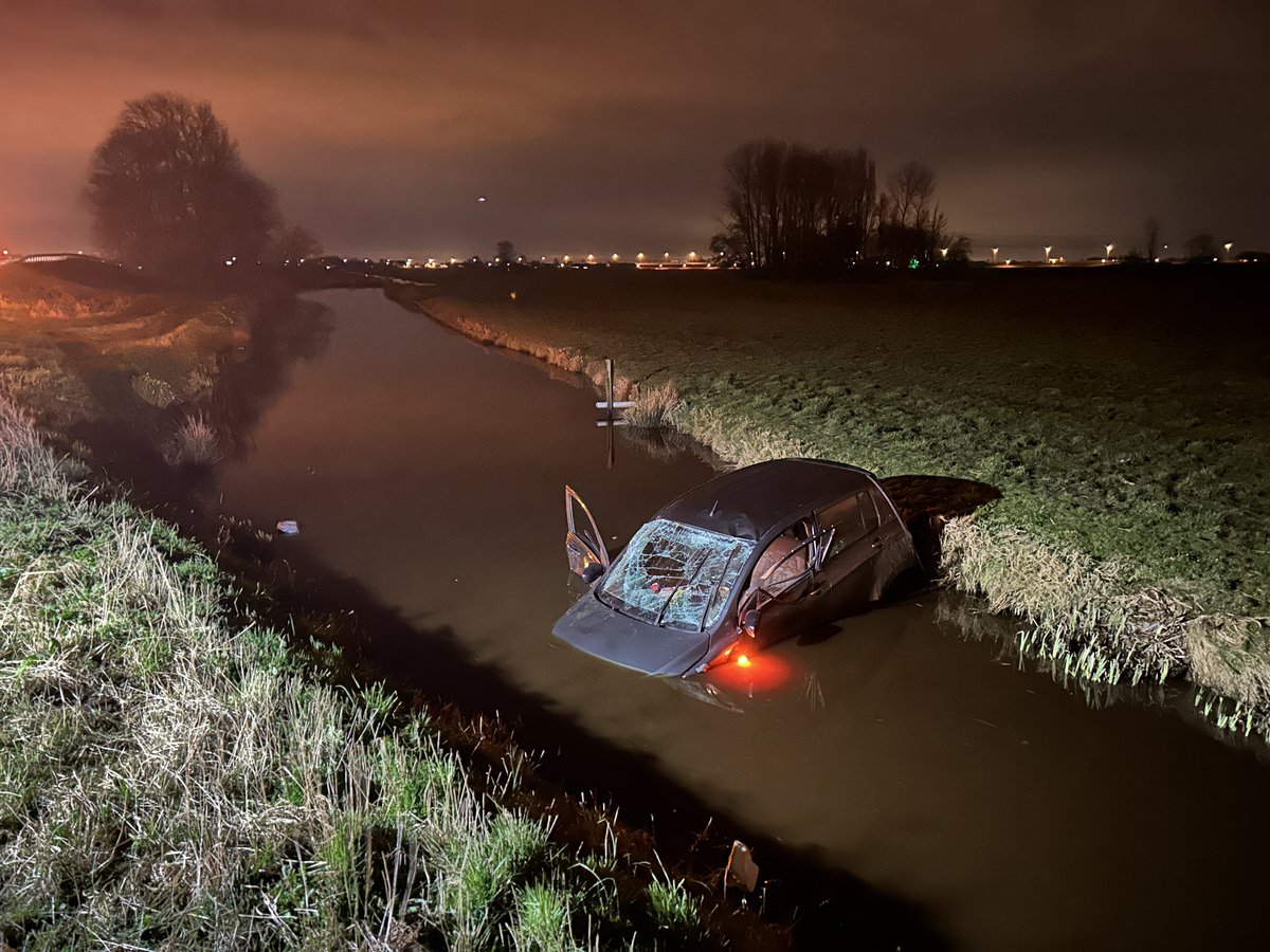 WIS_Sander's tweet photo. ❌🚧 Vanmorgen ter plaatse bij een voertuig te water, langs de #provinciale_weg #N445, ter hoogte van #hectometerpaal 4,9 in de gemeente @KaagenBraassem.

@POL_KaagenBrssm @zuid_holland https://t.co/Rk3dRSe2eS