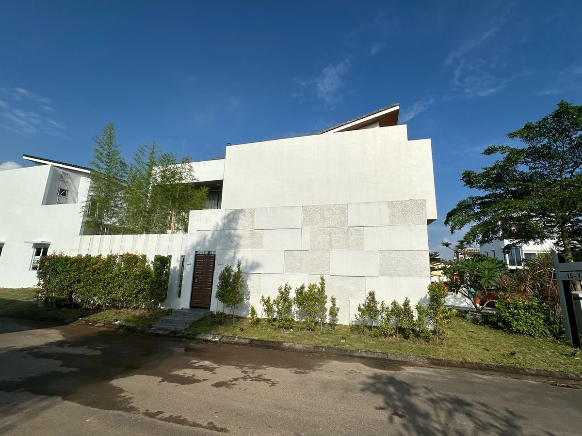 houseofbatam's tweet photo. *_DIJUAL CEPAT AZURE BAY HADAP SELATAN HOOK FULL FURNISHED🥳_*
#batam #buybybei #rumahbatam #rumahmewah #azurebay #SingaporeTheErasTour #wonderfulbatam https://t.co/Lw7Qb1i6ir