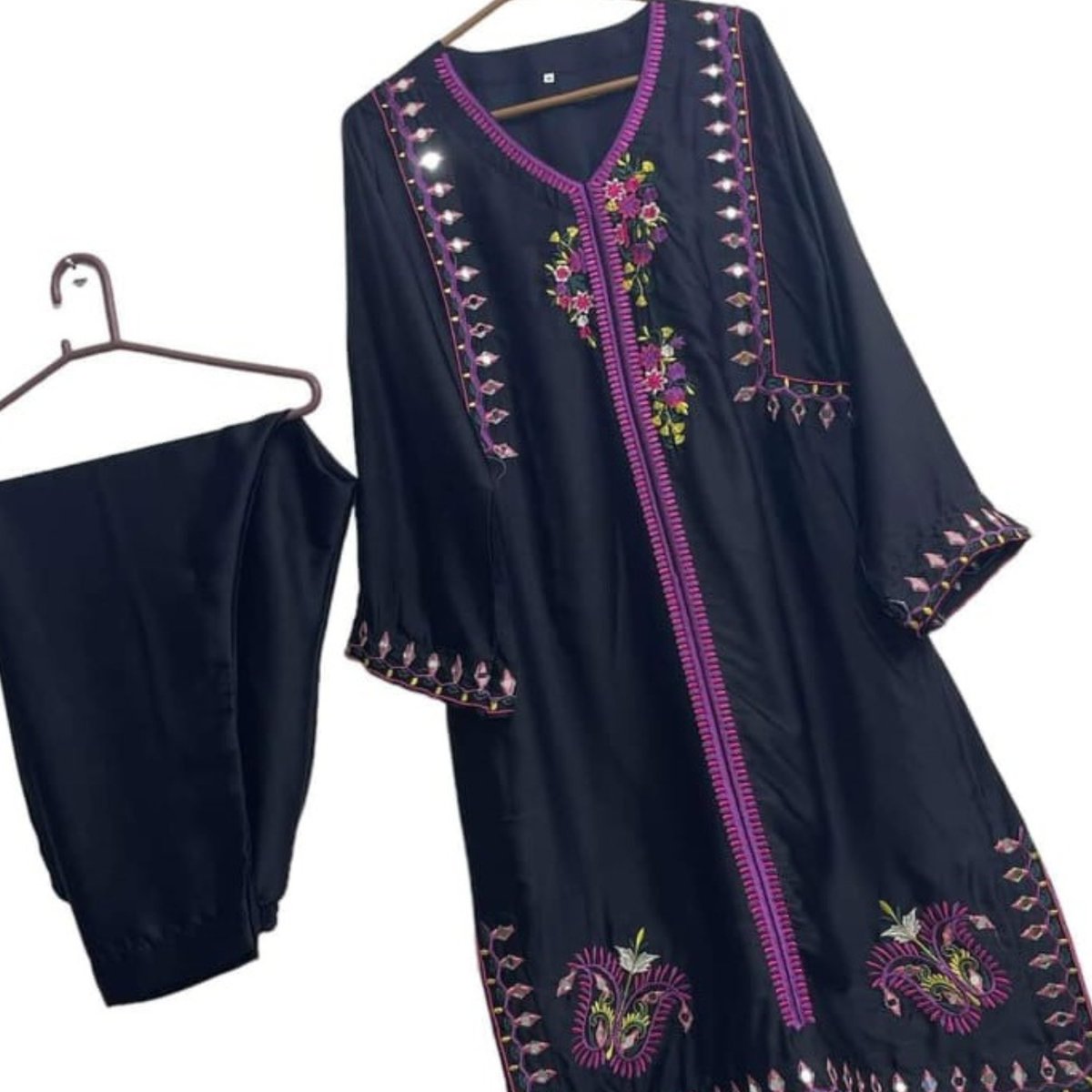 BeeaMeea's tweet image. HEAVY EMBROIDED 2 PC DRESS WITH MIRROR WORK
#embroided #dressup #mirrorwork #ordernow #todaysoutfit #monday #liketime #followformore #ShareThis #MEEA #apparels