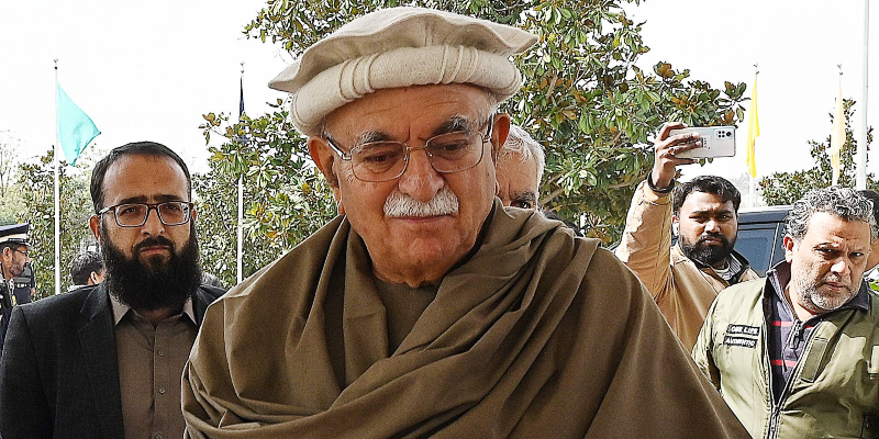 dawn_com's tweet photo. Opposition uproar after presidential candidate Mahmood Achakzai’s Quetta house raided
Follow our live election coverage here:
https://t.co/51qdZt8Wb7 https://t.co/1jbM0Pb7ei