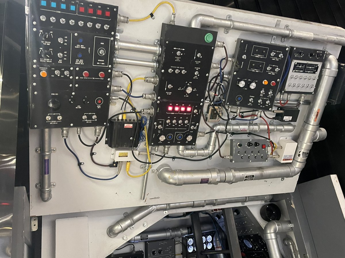 barzam154__'s tweet photo. おい！！！！　セブンガーのコックピットある！！！！！ https://t.co/n3RPR09pIf