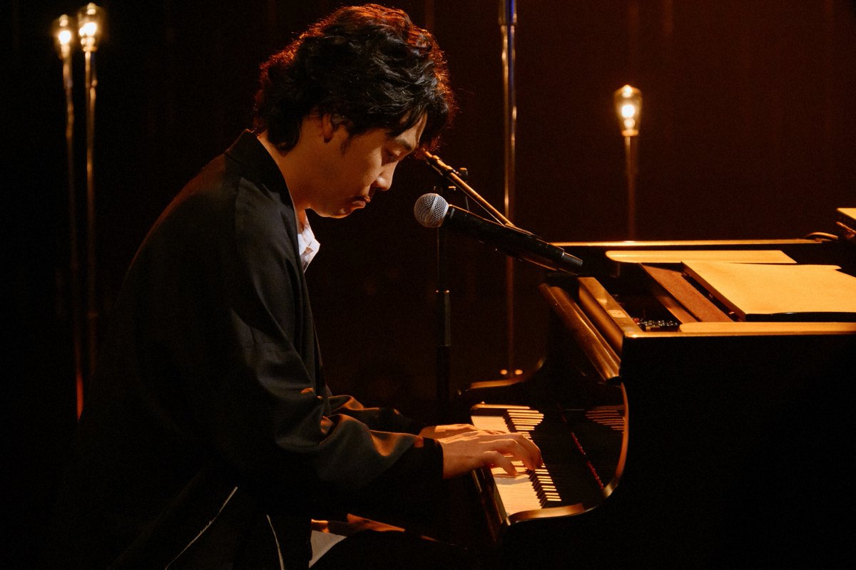 oricon's tweet photo. 大泉洋『SONGS』に“ゲスト”出演❗
MCとして玉置浩二が緊急出演
ナレーター戸次重幸もアシスタントで登場

大泉がピアノ弾き語りを披露 🎹
https://t.co/CrInc6ZkQN

#大泉洋 #玉置浩二 #戸次重幸 #NHK #SONGS @officecue @nhk_songs https://t.co/tsgouM4lch
