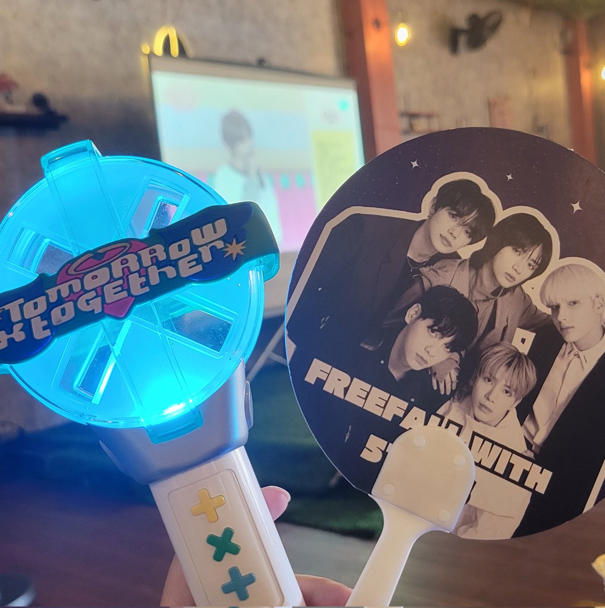 yawnjjunie's tweet photo. spent the weekend with @txtmoakrw while celebrating our prince's 5th debut anniversary 💙💙

@TXT_bighit @TXT_members
#Our5thBlueSpringWithTXT
#행복만_주고싶은_우리다섯_투바투
#TXT_5th_Anniversary https://t.co/H8J4CoNDp2