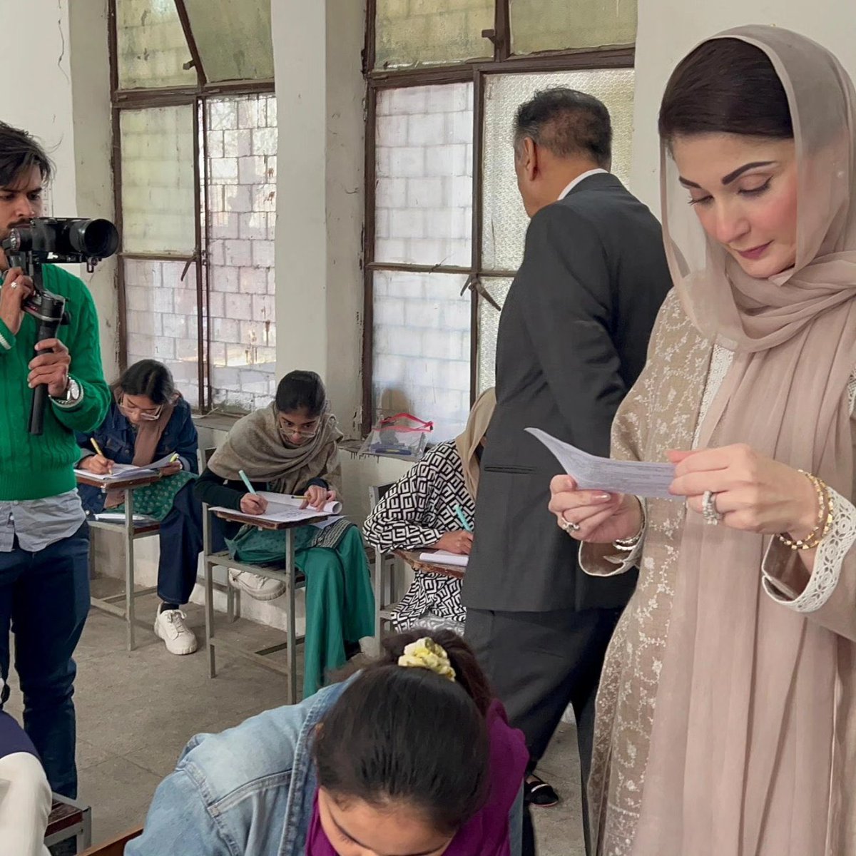 chsandhilaa's tweet photo. پنجاب کے وارث آگے ھیں ۔۔ اب پنجاب لاوارث نہیں رھا ۔۔۔۔ ایمان سے دل حوش ھوگیا ھے مریم نواز کو کام کرتے دیکھ کر ۔۔۔ اللہ پاک نواز شریف کے دل کی دھڑکن مریم نواز کی حفاظت فرماے ۔۔ آمین https://t.co/rq23n9kWtr